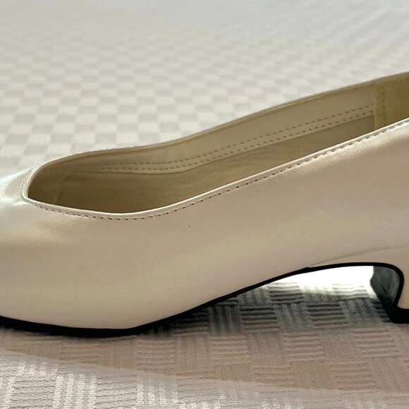 NIB 7.5 Medium Soft Style, A Hush Puppies Company - Picture 3 of 10